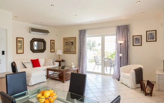 Santa Barbara lux studio in Marathonas