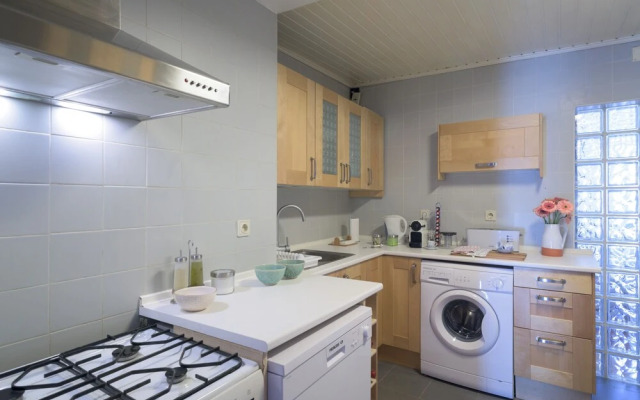 Spacious Alfama Apartment + Free Pickup, By TimeCooler