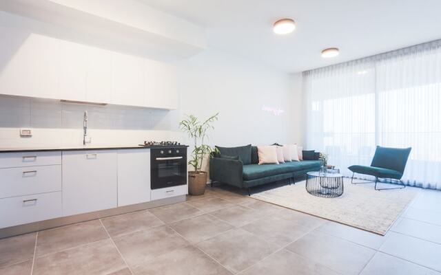 AirTLV - Menachem Begin Apartment