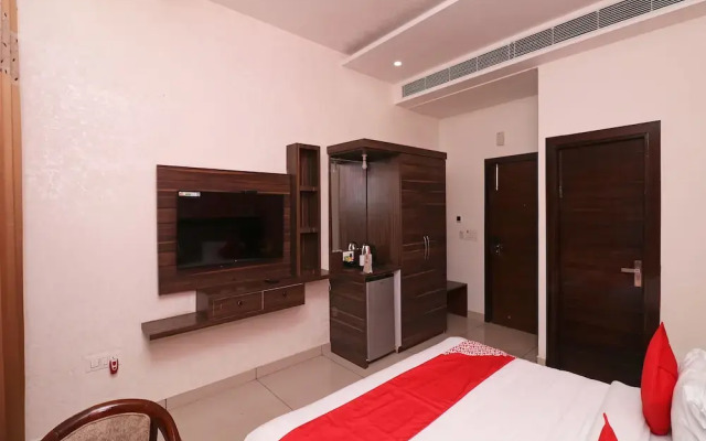 OYO 25076 Omang Hotel