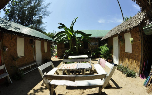Blanco Dorm Room & Restaurant