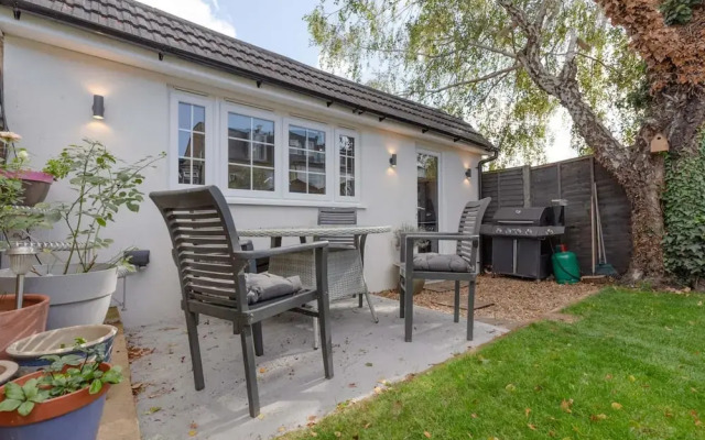 Modern 2 Bedroom Apartment in Wimbledon With Garden