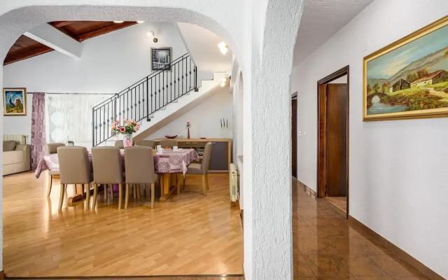 Scenic Villa With Private Garden