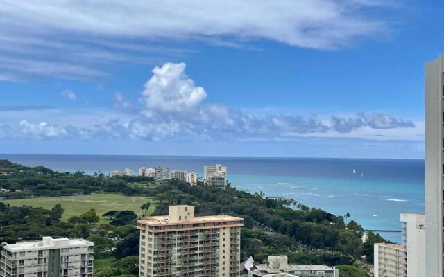 Waikiki Banyan 3411 Ocean View Free Parking