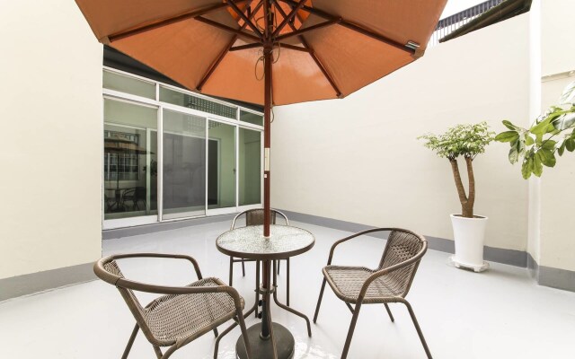 Gupo Station Almond Hotel