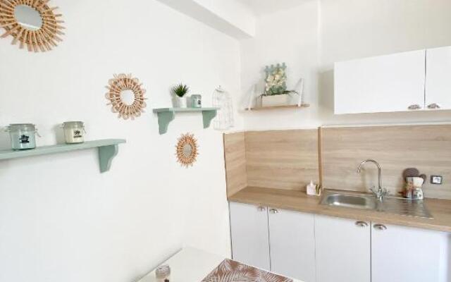 Studio terrasse Sanary centre ville rue piétonne