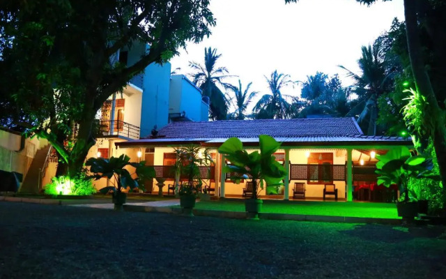 Vishmee Holiday Inn