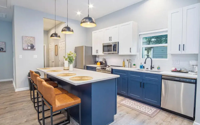 Experience Convenience w/ 4br/3ba Near Alamodome