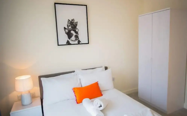 Thames View 2 Bed Apartment With Balcony