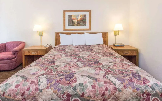 Days Inn by Wyndham Dubuque