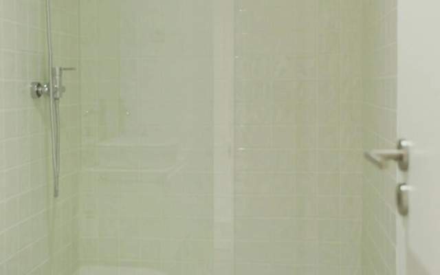 Sunday - Lovely Mezzanine with FREE PARKING