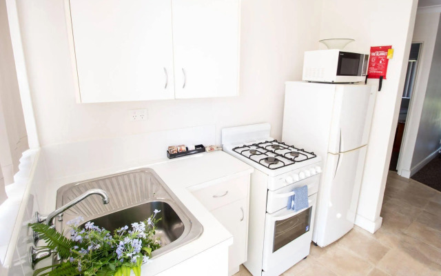 Aabon Apartments & Motel