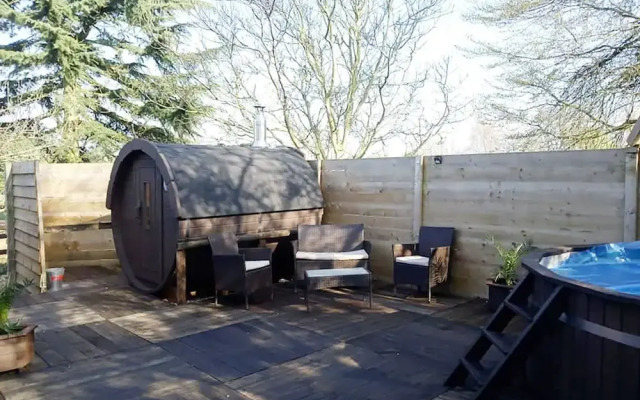 Oak Lodge Retreat - Glamping 8