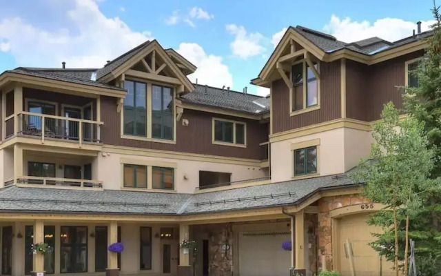 Tyra Riverbend 111 Condo by RedAwning