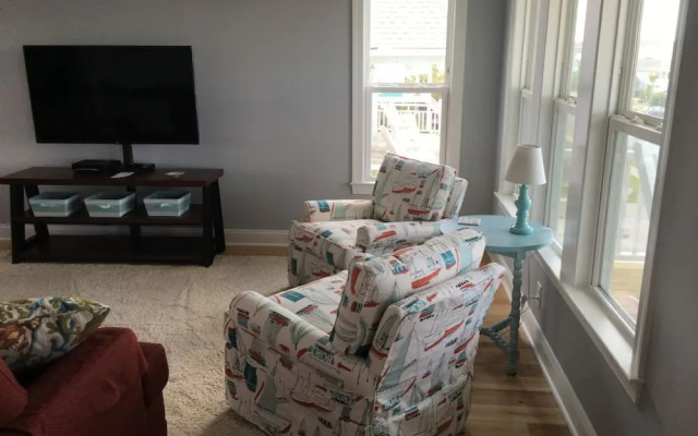 Best Day Ever 4 Bedroom Home by RedAwning