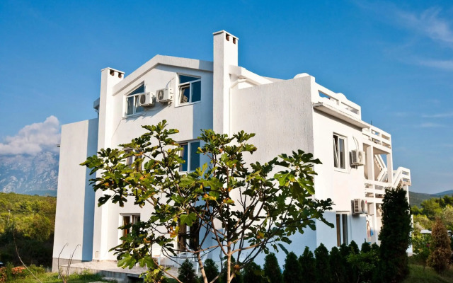 Maki Apartments
