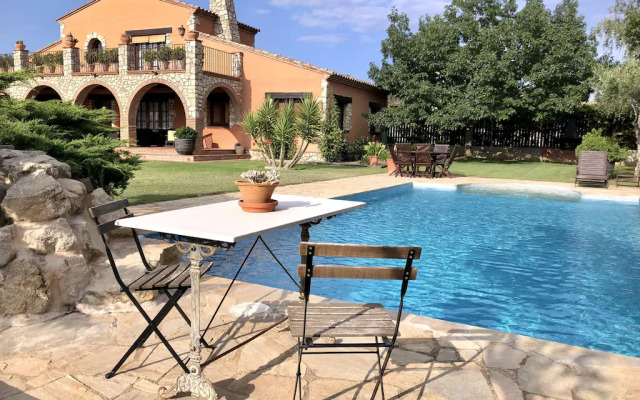 Ideal villa in Peralada with private pool and garden