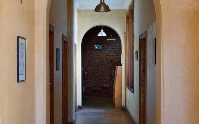 Carnival Court Backpackers - Hostel