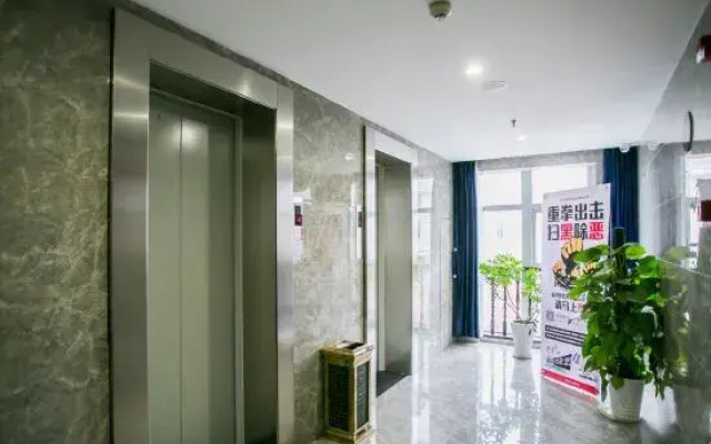 Jichen Hotel (Tongxiang Century Avenue)