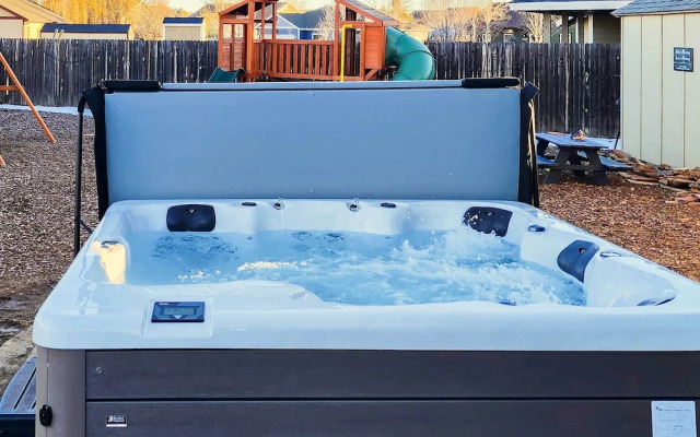 Bellemont Family Home w/ Hot Tub & Playground Set