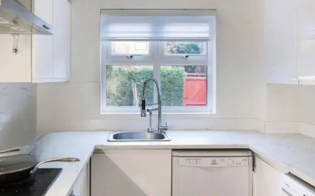 Entire 2 Bedroom House 7m To Station