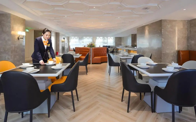 Vienna International Hotel (Luyi Passenger West Station)