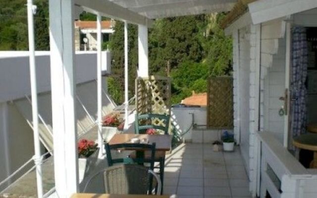 Adonis Guesthouse