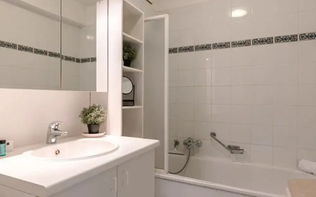 Cosy Flat With Lateral sea View