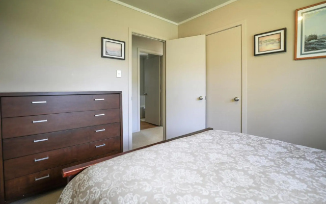 Pukeko Lodge - Tūrangi Holiday Home – Guest Rooms – Turangi