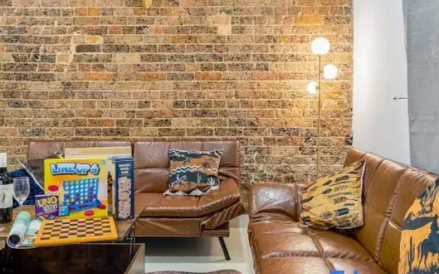 3BR  Retro Jungle Escape Near Darling Harbour
