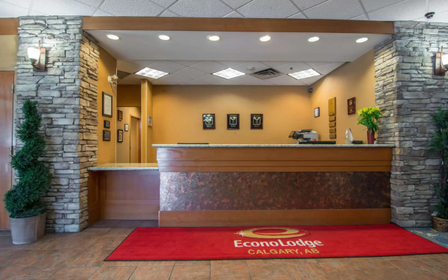 Econo Lodge Inn & Suites University
