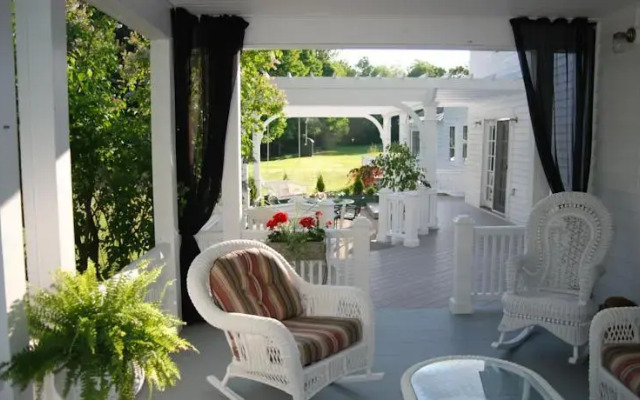 Applewood Manor Bed & Breakfast