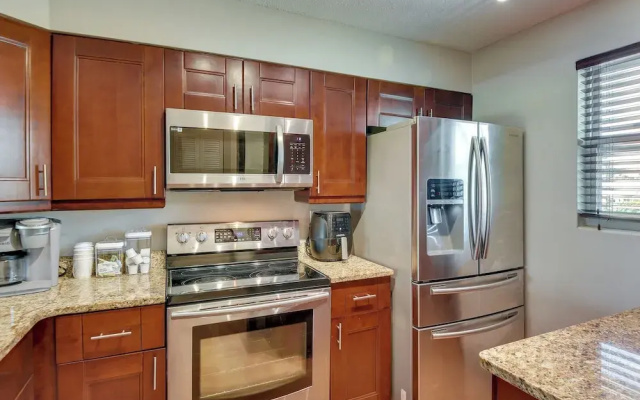 Florida Getaway - Balconies, Grill & Near Beaches!
