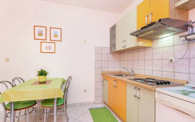 Inviting Apartment in Vinkuran near Sea