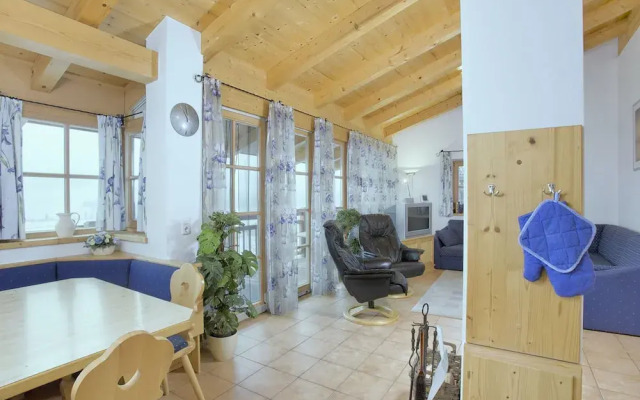 Cozy Chalet with Sauna near Königsleiten