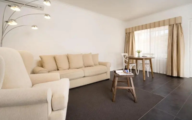 Blazing Stump Motel & Suites