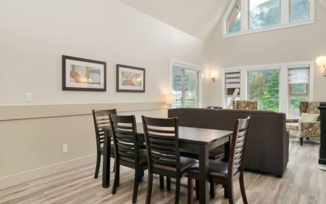 Modern 4BR Penthouse With Lake Views
