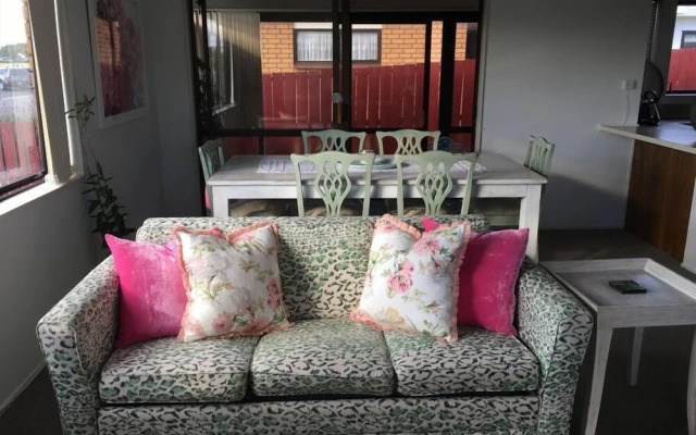 Sunny Holiday Home Near the Beach