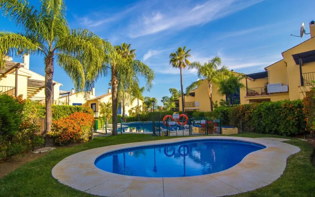 OleHolidays Azalea Playa junto a Puerto Banús