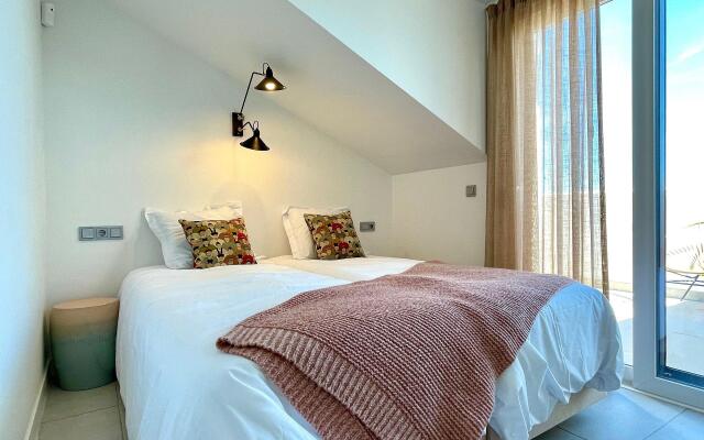 Bayview -Superb Luxurious Sea View Penthouse with private hot tub