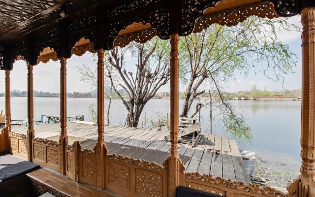 OYO 5056 Houseboat Batkoo