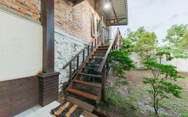 RedDoorz near GOR Parenggean