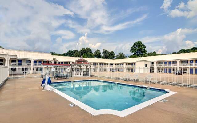 Motel 6 Lindale, TX