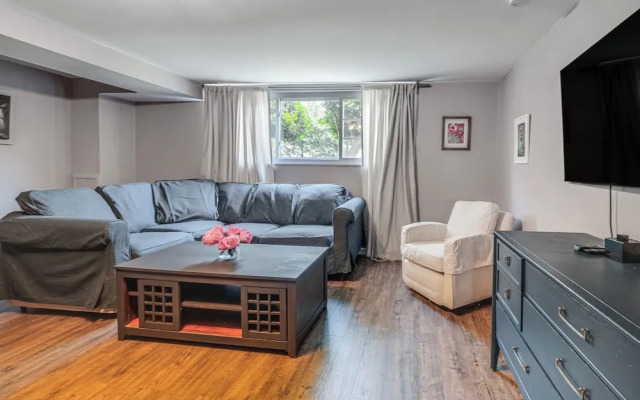 Pet-friendly Arlington Townhome w/ Furnished Patio