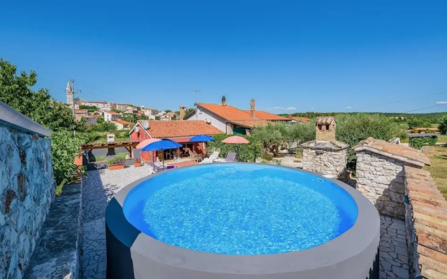 Nice Apartment With Pool