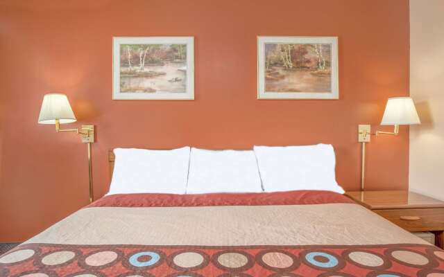Super 8 by Wyndham Carlisle North