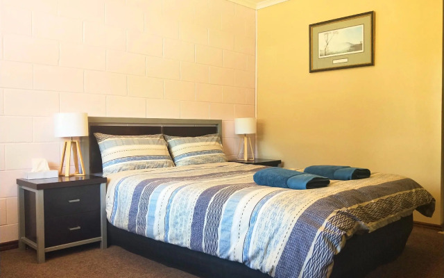 Twelve Apostles Motel & Country Retreat