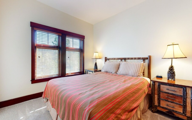 Juniper Crest 7 Private Hot Tub, 2 Car Garage, BBQ, Walk to the Lifts and Mountain Views by RedAwning
