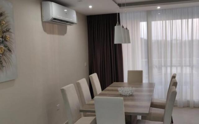 Wileg 4B Luxury Two Bedroom Apartment with Shared Swimming Pool.