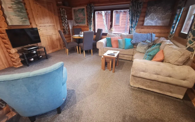 Starlight Log Cabin - With Hot Tub and Lake View